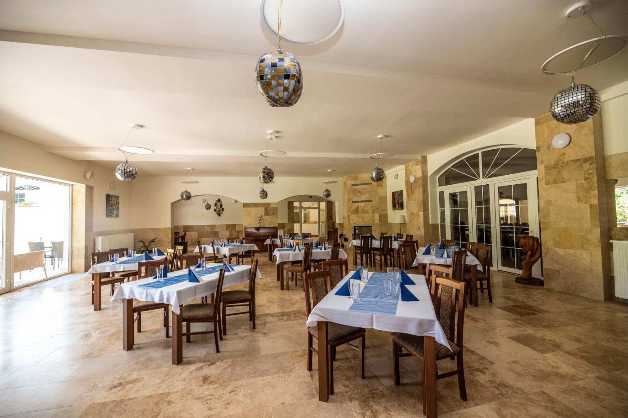 Hotel Allvet Drnovice  Екстериор снимка