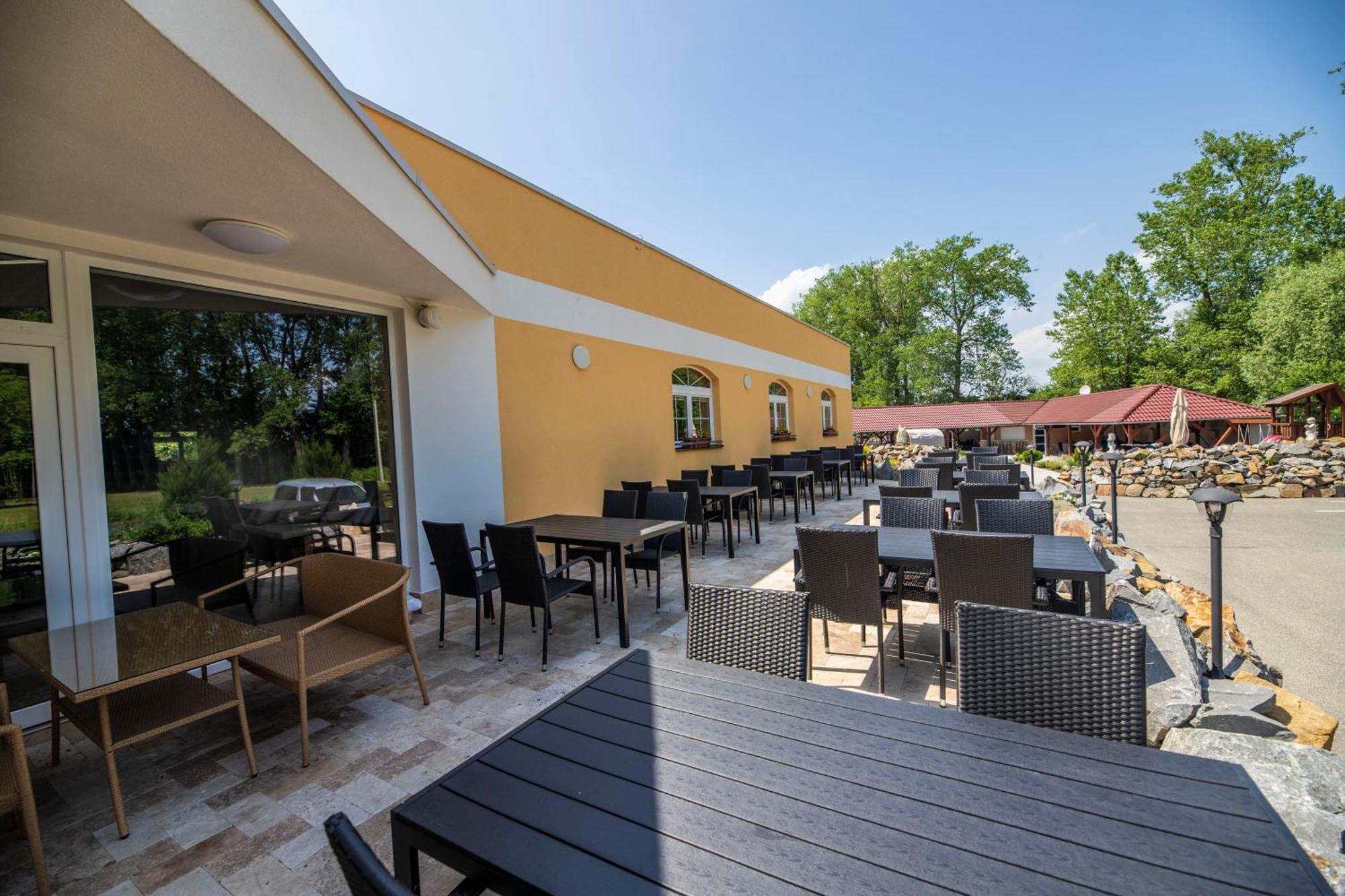 Hotel Allvet Drnovice  Екстериор снимка
