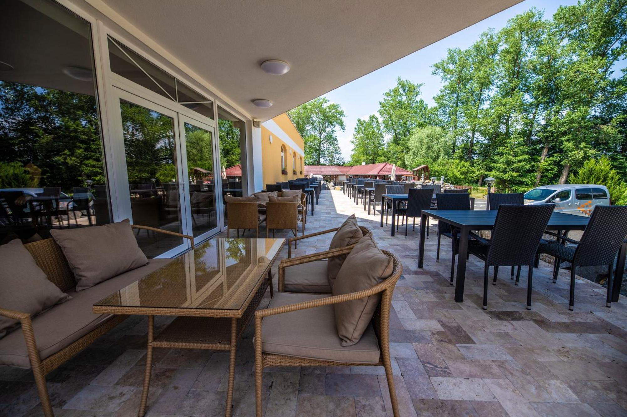 Hotel Allvet Drnovice  Екстериор снимка