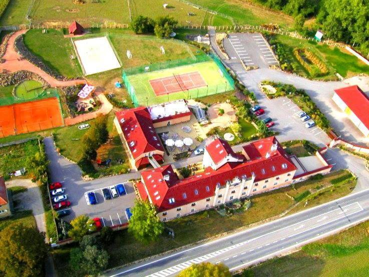 Hotel Allvet Drnovice  Екстериор снимка